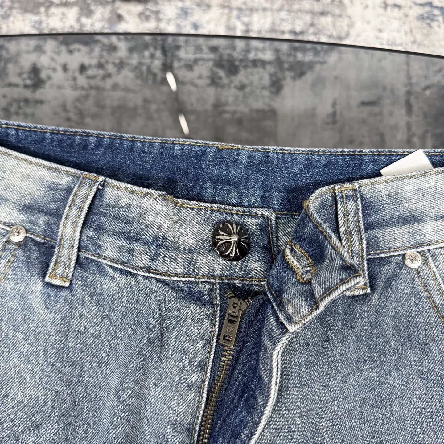 P280 CH Chromehearts Malaysia-limited leopard print cross patchwork leather workwear jeans and logging pants. The counter price is 34W. It is decorated with patchwork cross patterns and washed jeans! ! An absolutely high-end luxury product, a 1.9W-level god-level single product, a super popular product, made by top heavy industry, a magic weapon that cannot be missed! [About Zangyin] This is an extremely luxurious fashion brand that can also be called the aristocracy of the high street. It has always been an exclusive brand for some hipsters or rich second generations. Compared with ordinary high streets, it is more luxurious and noble. Compared with luxury brands, it is more fashionable and individual. It has always been a brand that I have a special liking for. [Top heavy industry fashion design] Consistently high-street luxury style. Speaking of this style, the Zangyin family and GU family are definitely the leading representative brands. Especially the Zangyin family has really achieved a state-of-the-art effect in creating high-street style. The unique washed material is used to create this style. The color system is already quite eye-catching. After it is decorated with patchwork cross flowers, it cleverly highlights the charm of the brand. Secondly, this style uses classic The high-waist cutting design highlights the long legs and fashionable temperament of the upper body. The brand is highly recognizable and the slim fit configuration is more suitable for daily wear. It is a product that interprets personality, fashion, and specifications at a glance. This single product is enough to make any fan excited. It can be a white T-shirt for a youthful college style, or a tight suspender for a royal style. It has strong matching ability and can be easily controlled by men.  [Materials and craftsmanship] Needless to say, this point goes without saying. As an excellent craftsman brand, Zangyin’s requirements for details and craftsmanship are really perfect. The washed color of this model has gone through so many processes, not to mention the embellishment of denim appliques. It is also purely hand-made and sewn. Just like what they believe in, only hand-made things have soul and have the meaning of wear. A top-notch heavy-duty fashionable denim item, I look forward to your perfect interpretation! !  Color: blue Size: 28-36